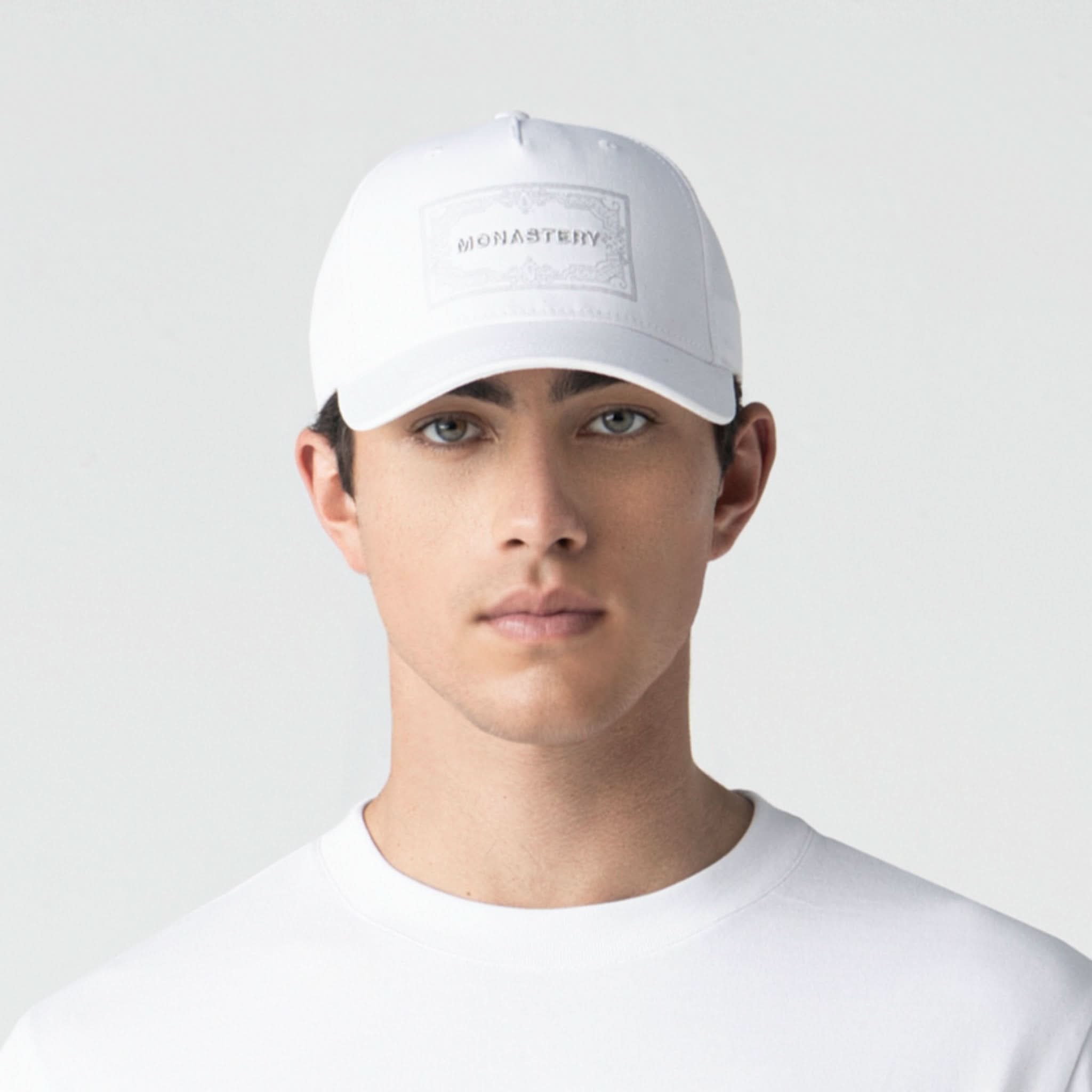 CLARUS CAP UNISEX WHITE U - Monastery | Tienda Oficial Colombia