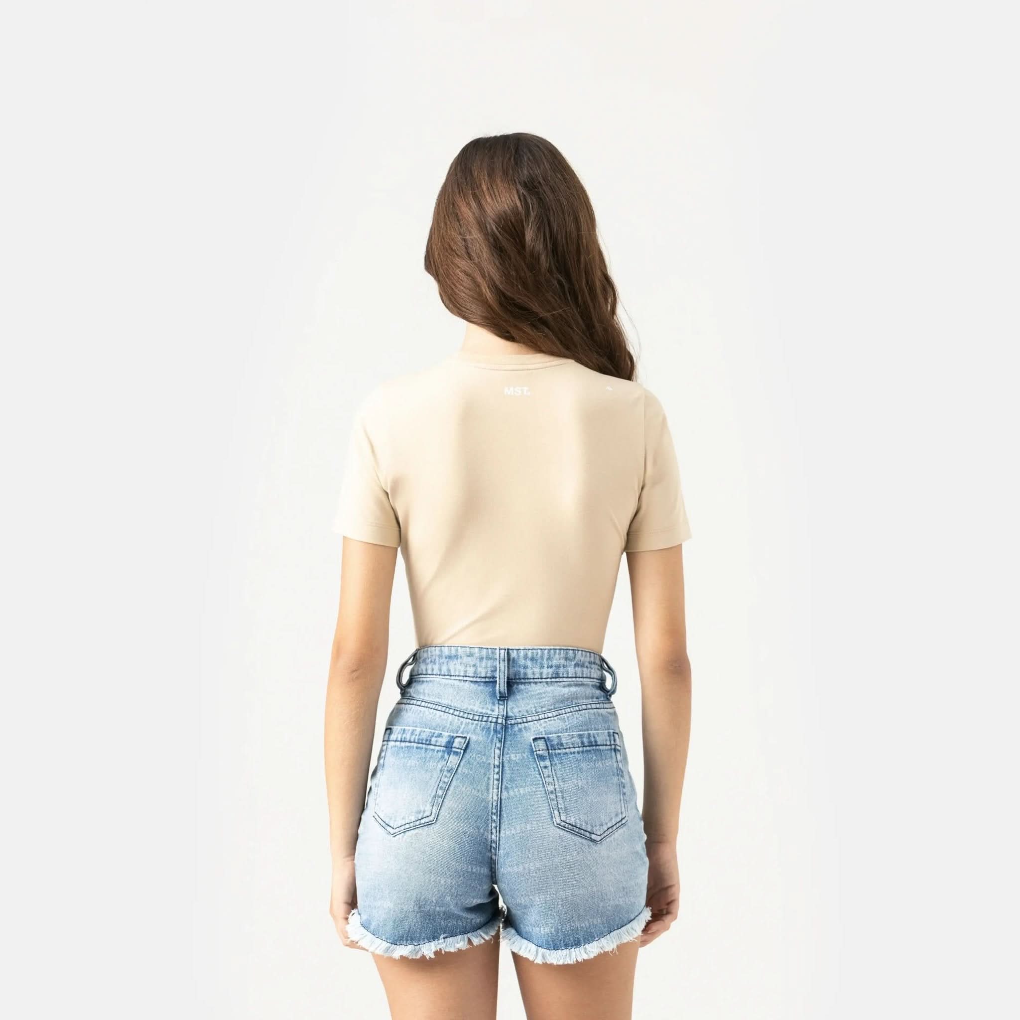 QUINNIE T - SHIRT WOMEN IRISH CREAM - Monastery | Tienda Oficial Colombia