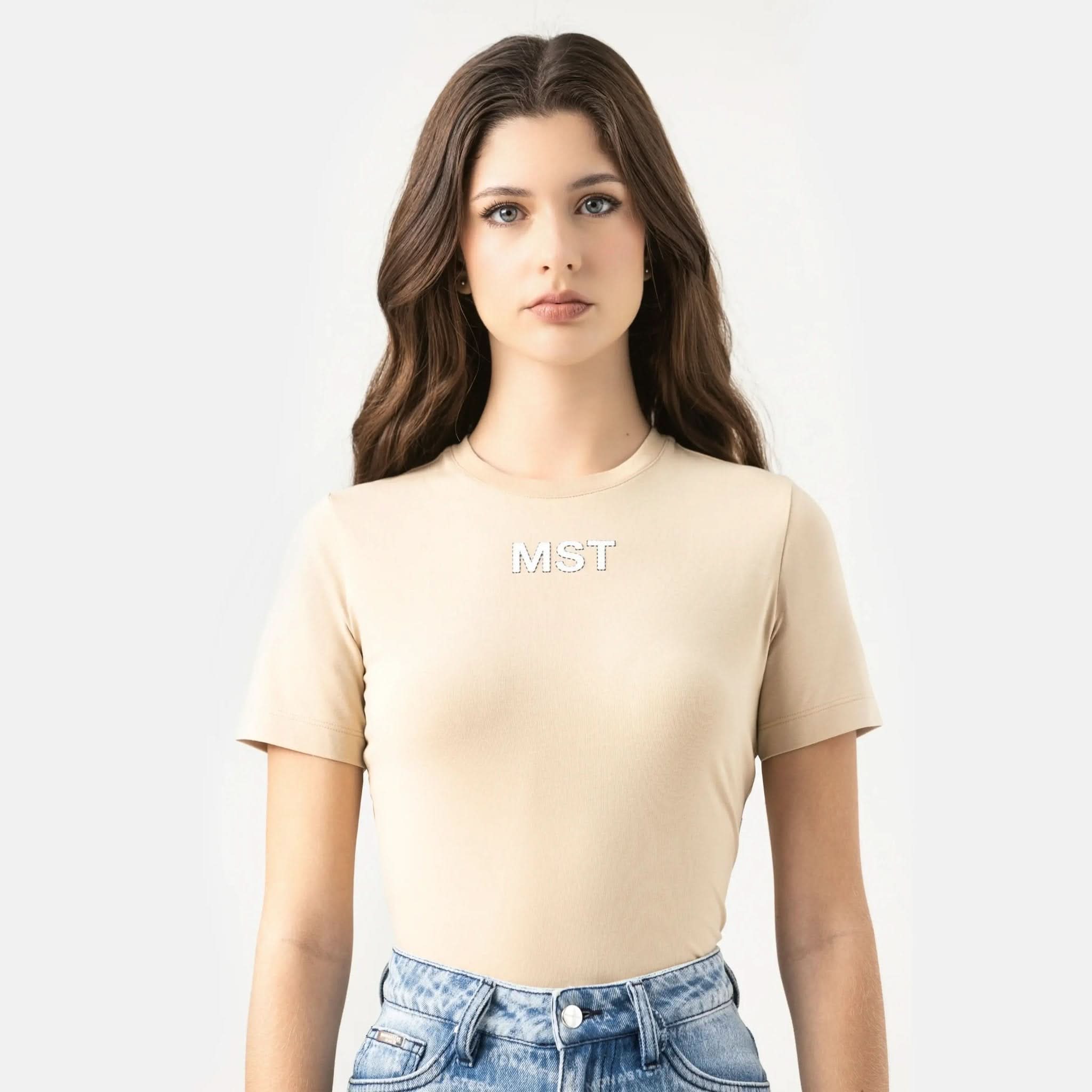 QUINNIE T - SHIRT WOMEN IRISH CREAM - Monastery | Tienda Oficial Colombia