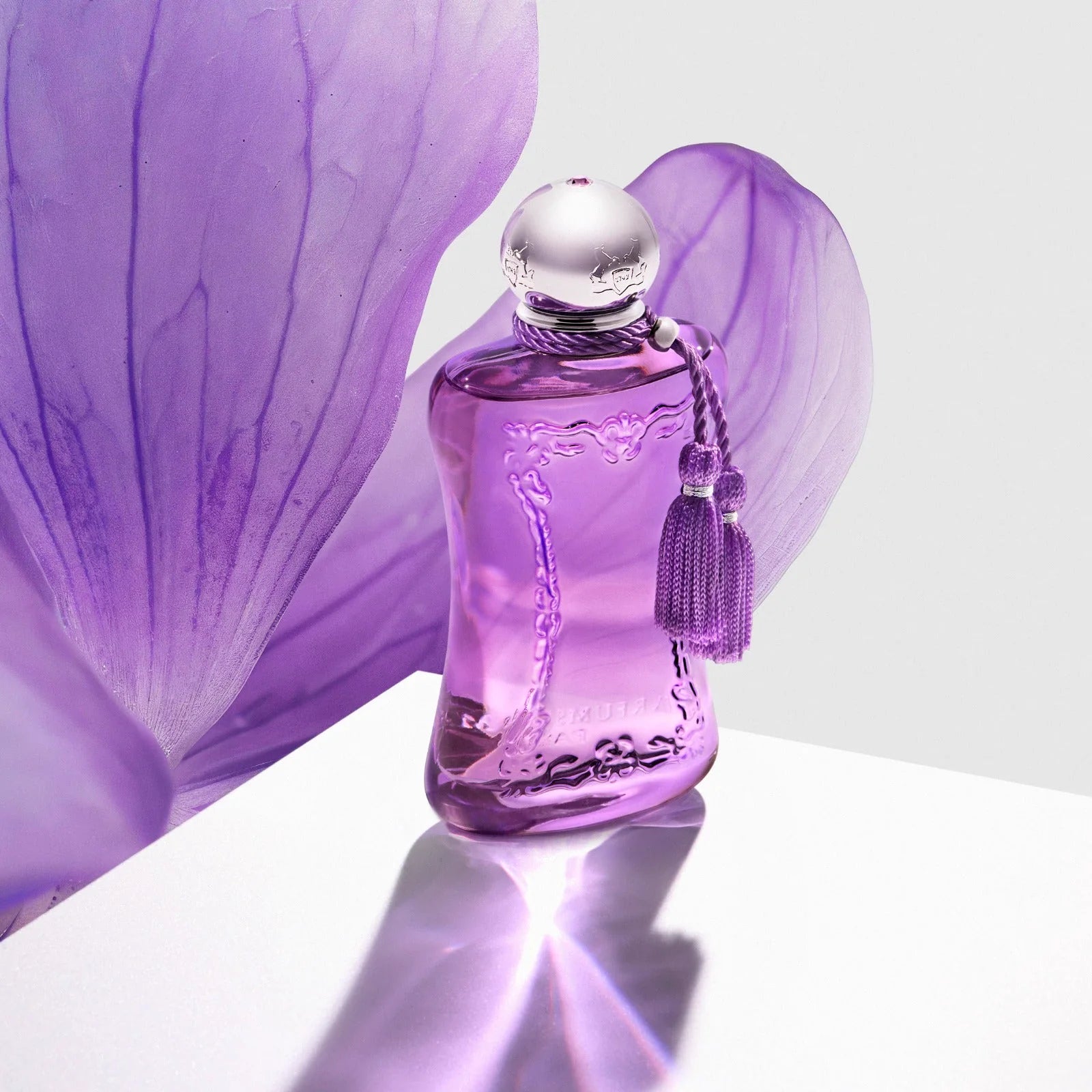 Palatine de Parfums de Marly entre pétalos violetas